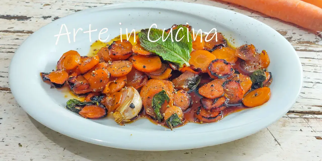 Carote in agrodolce, caramellate e speziate, con aglio e menta fresca, un'esplosione di sapori.