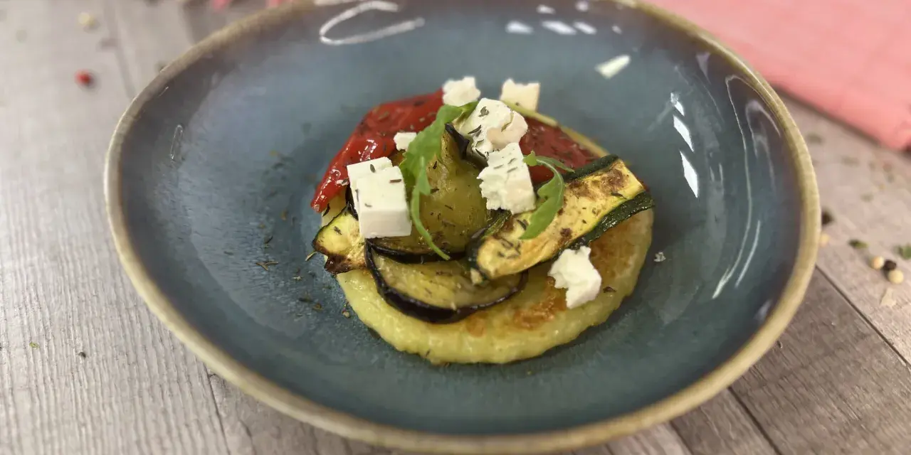 Gegrilltes Gemüse mit veganem Feta auf einem Kartoffelboden – ein köstliches Gericht für veganes Grillen.