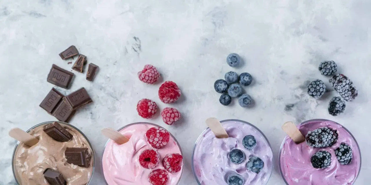 Vier Gläser mit leckerem Nicecream: Schoko, Himbeer, Blaubeer und Brombeer. Perfekt für heiße Tage!