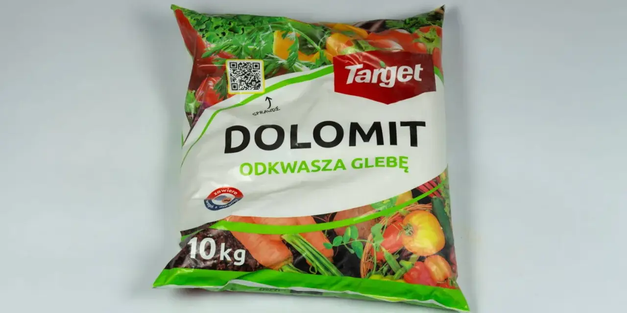 Opakowanie nawozu "Dolomit" marki Target. Produkt odkwasza glebę, nie jest szkodliwy dla roślin, zawiera wapń i magnez. 10 kg.
