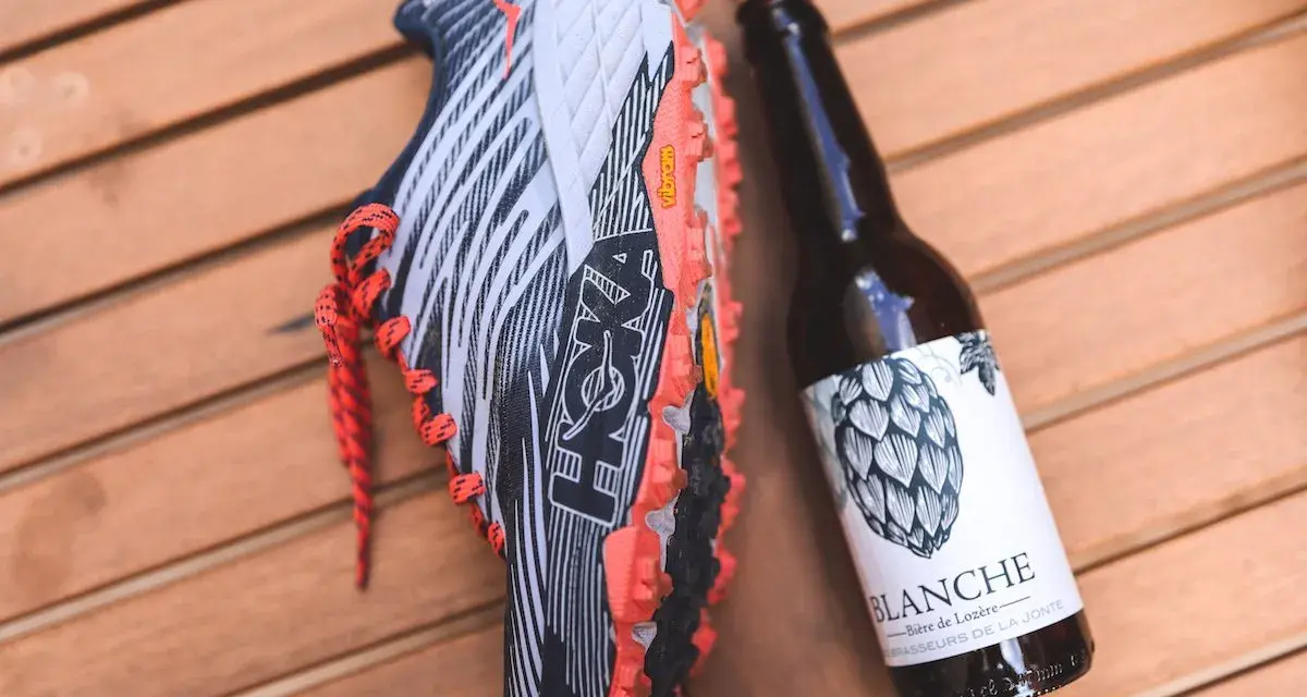 Chaussure de trail Hoka et bière artisanale. La récompense après l'effort, un bon équilibre entre alcool et sport.