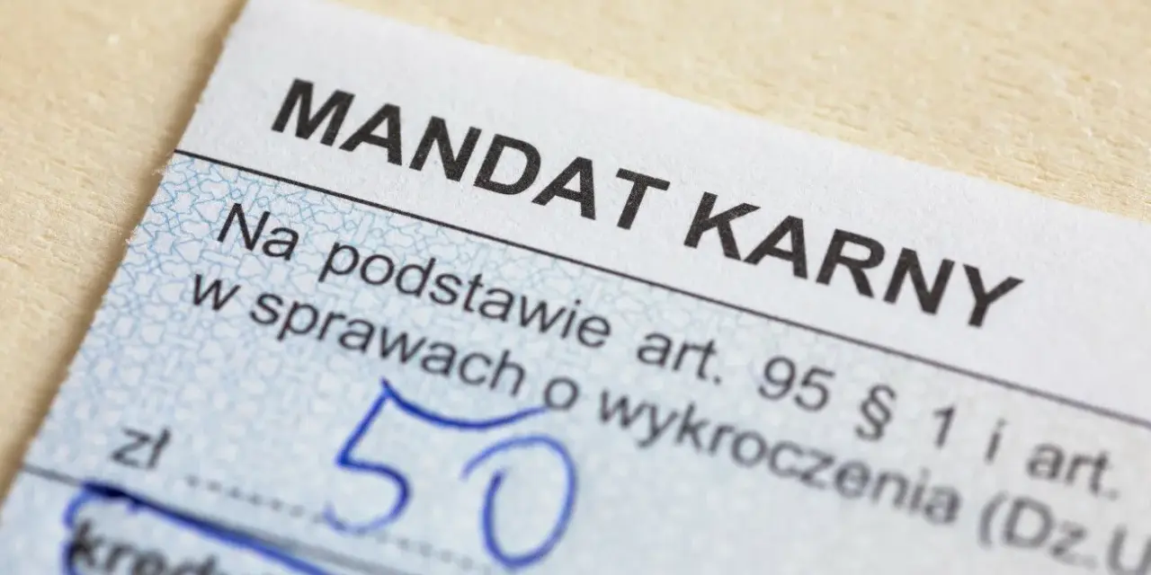 Fragment mandatu karnego z kwotą 50 zł. Zastanawiasz się, ile czasu na zapłacenie mandatu? Sprawdź przepisy.