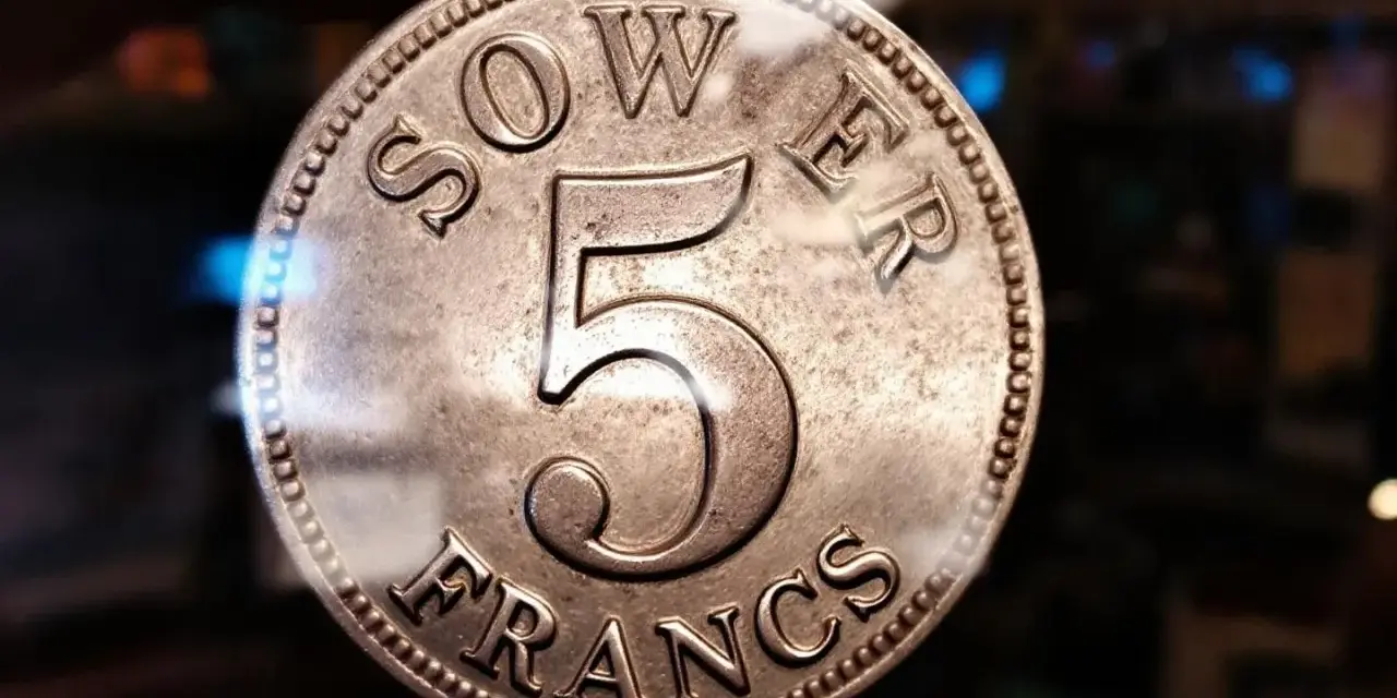 Une pièce de **5 francs 1994** en gros plan, avec le chiffre 5 et l'inscription "FRANCS" bien visibles.