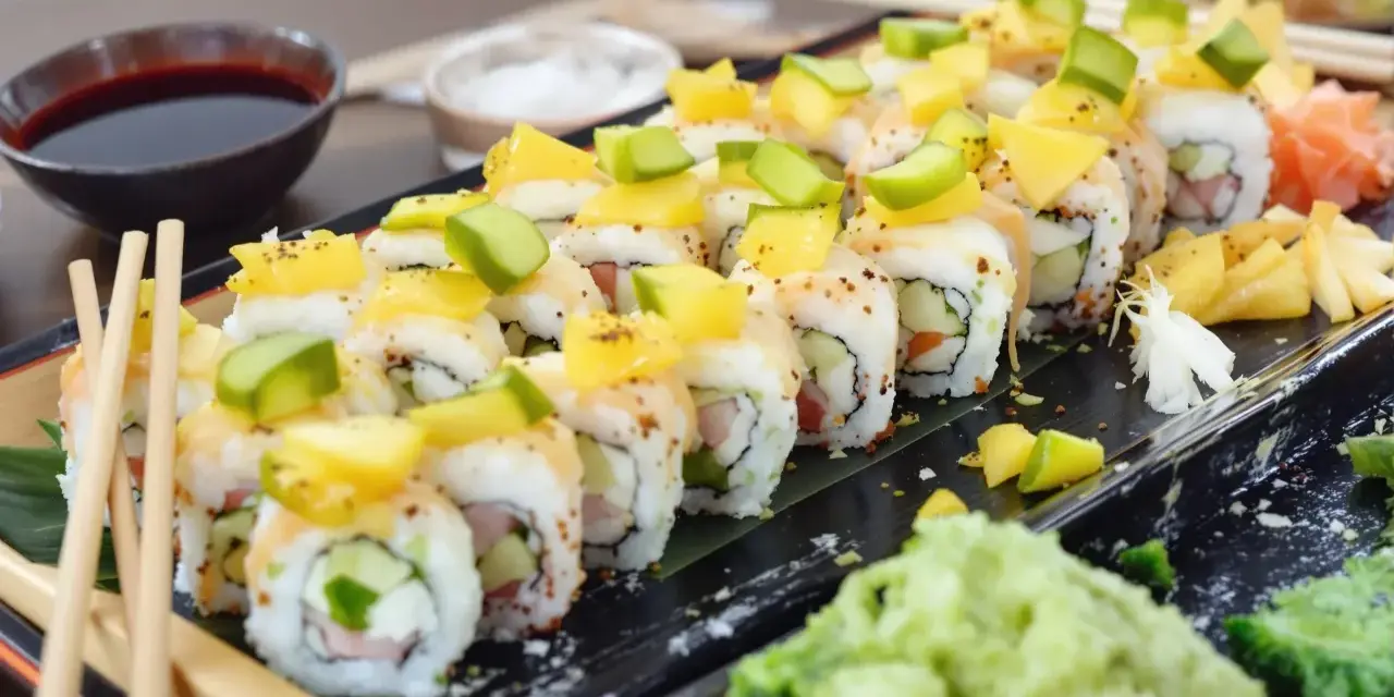 Roladki sushi z mango i awokado, obok sos sojowy i wasabi. Czy to kanpyo co to za składnik?