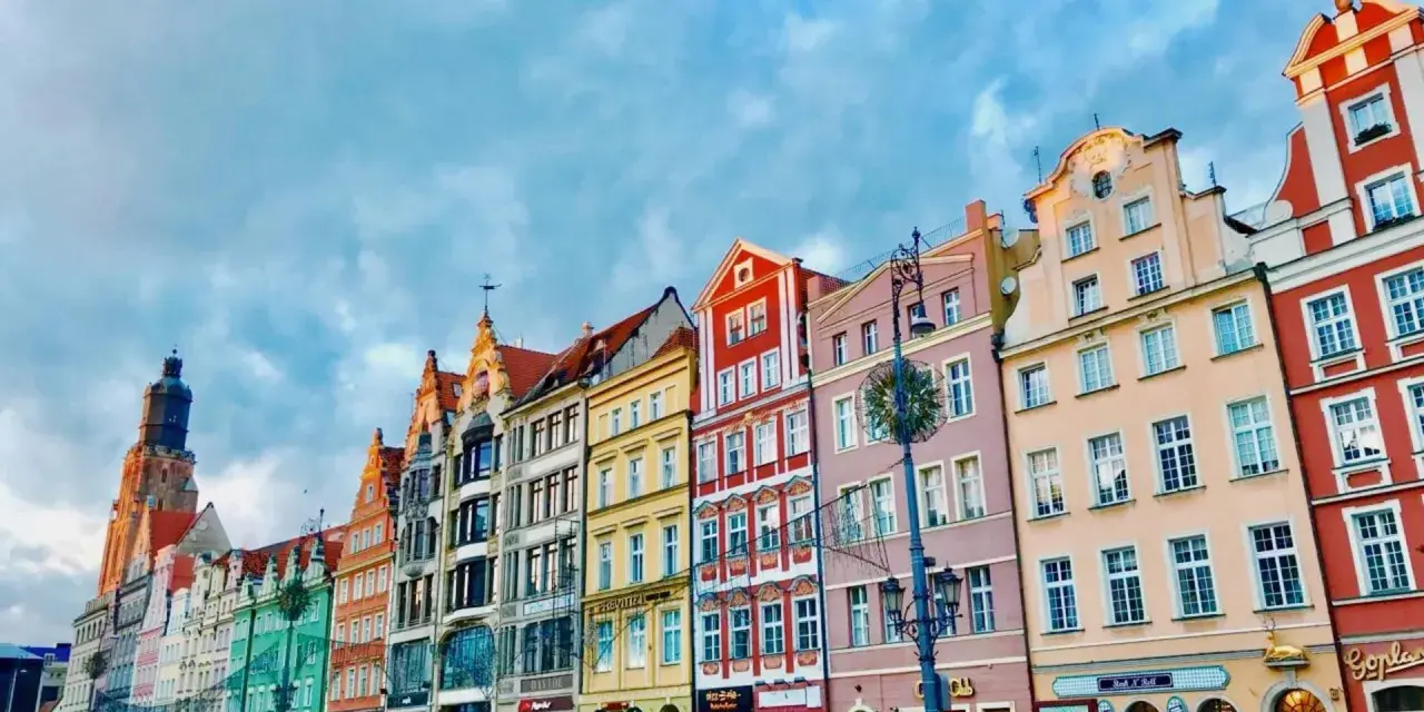 Kolorowe kamienice na Rynku we Wrocławiu, idealne na city break z Wrocławia.