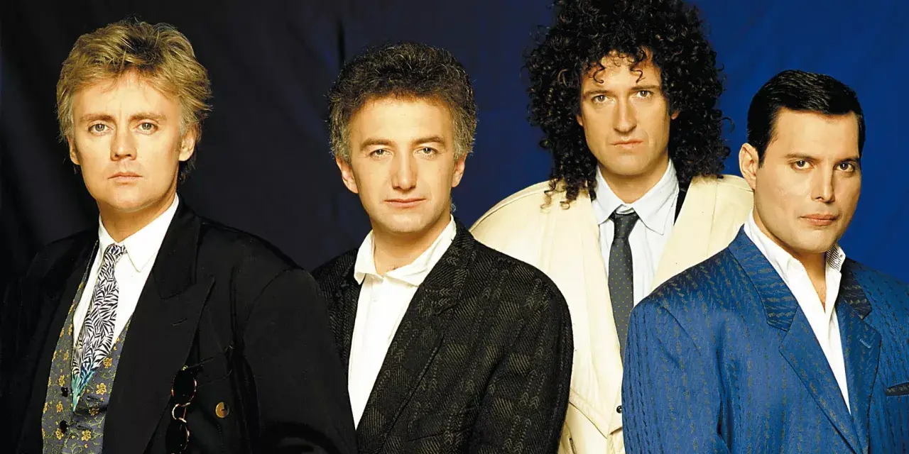 Les quatre membres de Queen posent ensemble, prêts à conquérir le monde avec leur musique légendaire.