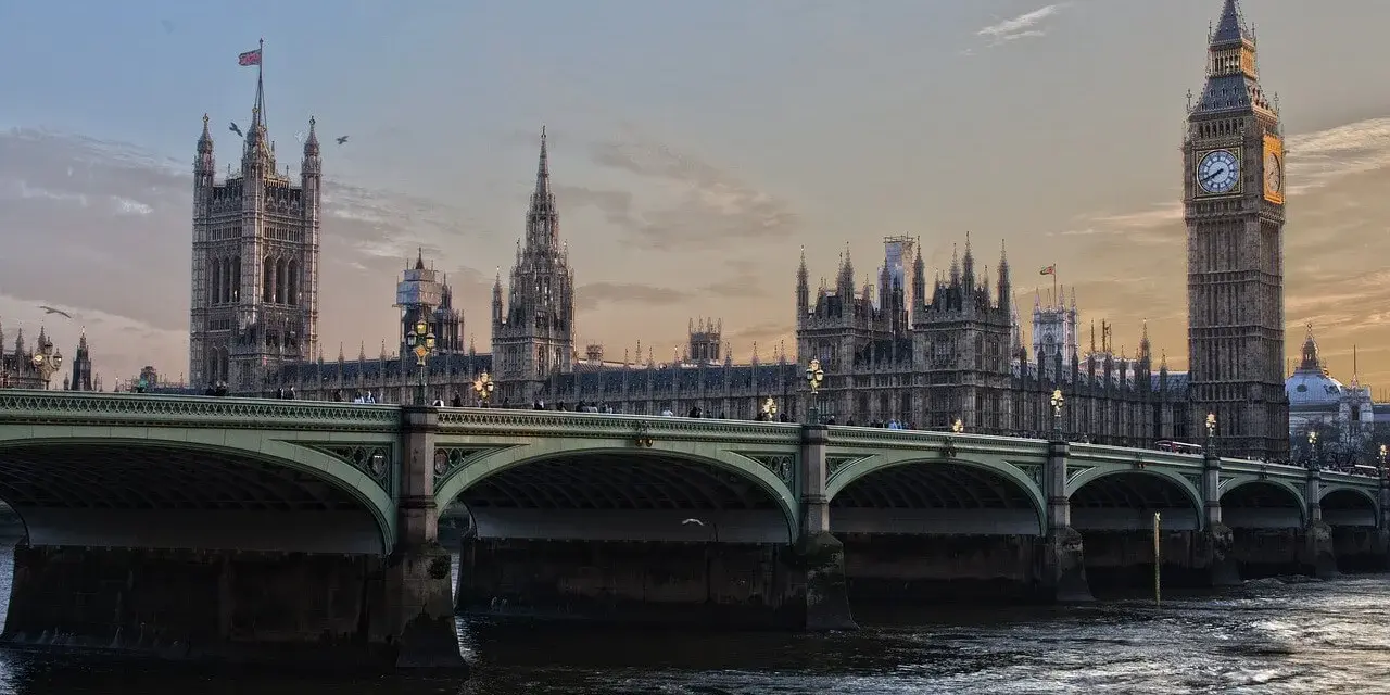 Most brytyjskiego parlamentu i Big Ben. Czy do Anglii potrzebny jest paszport? Tak, po Brexicie.