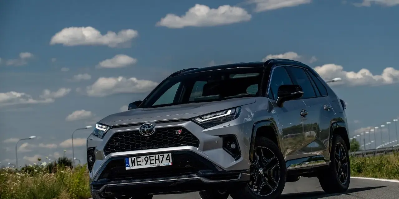 Szary Toyota RAV4 Hybrid GR Sport na drodze. Gdzie jest produkowana? W Japonii, USA, Kanadzie, Rosji, Chinach.
