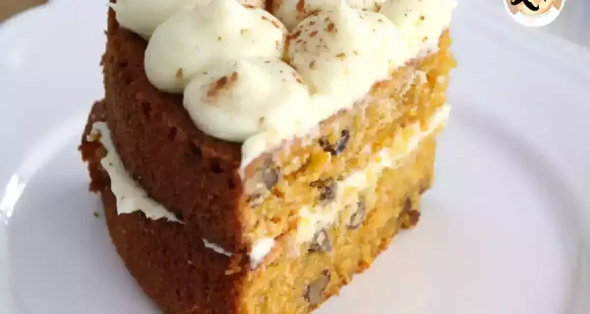 Deliciosa tarta de zanahoria y nueces, con capas de bizcocho esponjoso y un cremoso glaseado.