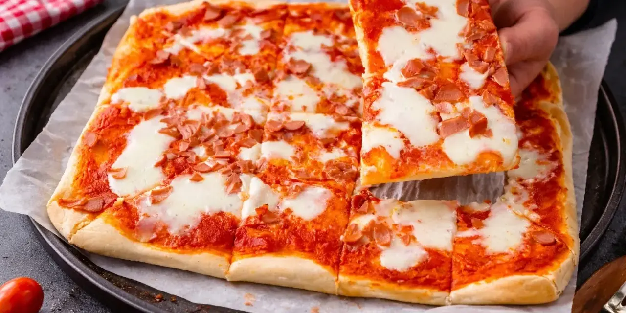 Pizza con lievito istantaneo, gustosa e veloce da preparare, con pomodoro, mozzarella filante e salame. Perfetta per una cena improvvisata.