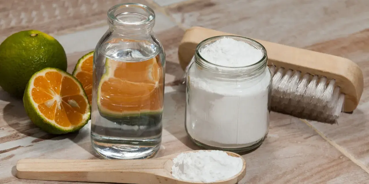 Ingredientes para blanquear ropa blanca con bicarbonato: naranjas, agua, bicarbonato y cepillo.
