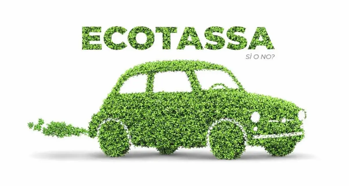 Un'auto verde fatta di foglie, con la scritta "ECOTassa" e "Sì o No?".