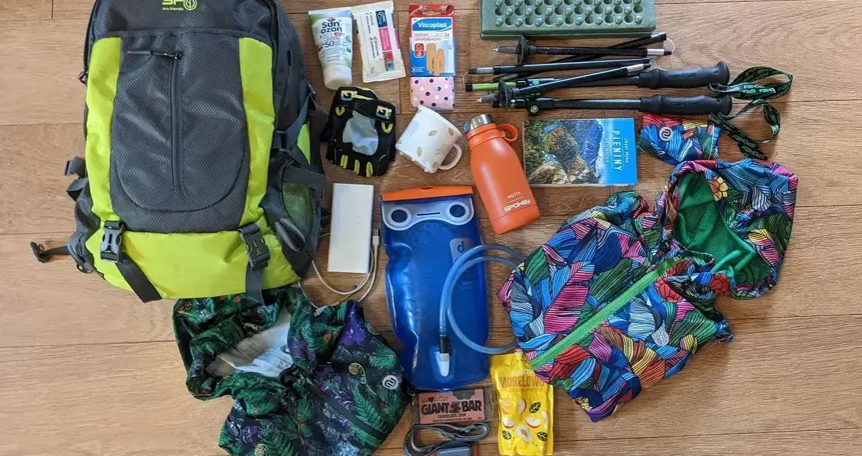 Plecak, kijki trekkingowe, bukłak i kolorowy worek bieszczadzki – wszystko gotowe na wyprawę.