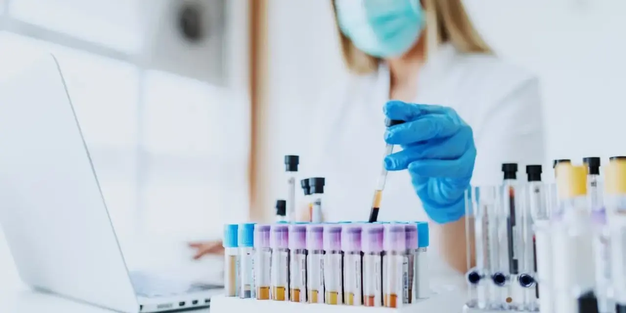 W laboratorium pracownik w maseczce i rękawiczkach pobiera próbkę krwi. Czy do laboratorium trzeba się rejestrować?
