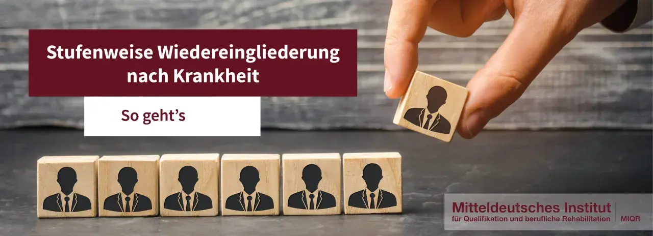 Ein Finger hebt einen Würfel mit Silhouette eines Mannes. Daneben stehen weitere Würfel. Text: "Stufenweise Wiedereingliederung nach Krankheit". Dies symbolisiert, wie man die Wiedereingliederung abbrechen kann, wenn es nicht klappt.