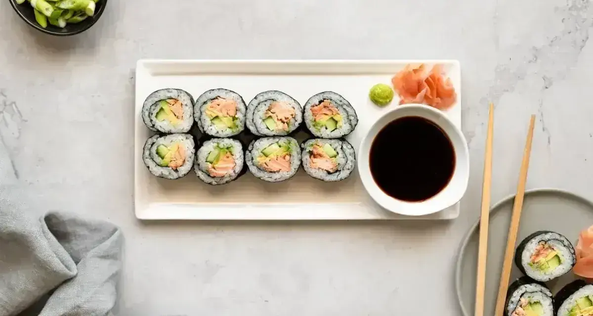 Smaczne hosomaki z łososiem i awokado, podane z sosem sojowym i wasabi.