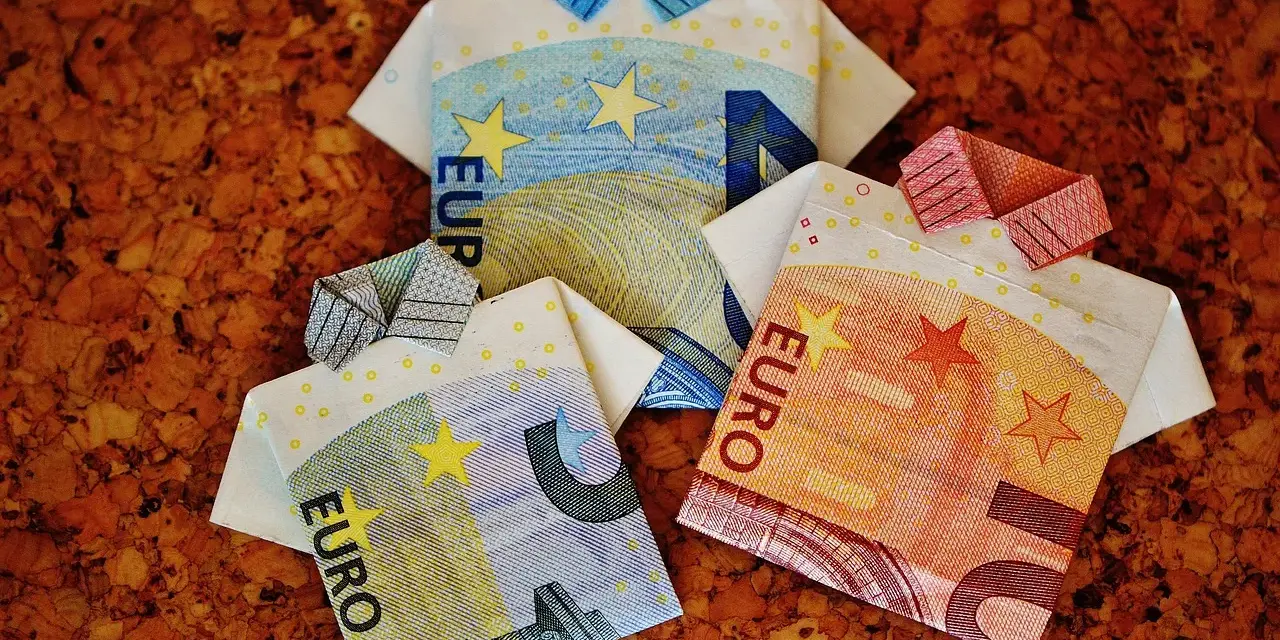 Trois chemises en origami faites de billets en euros. Une métaphore pour ceux qui choisissent de résider plus de 6 mois hors de France.
