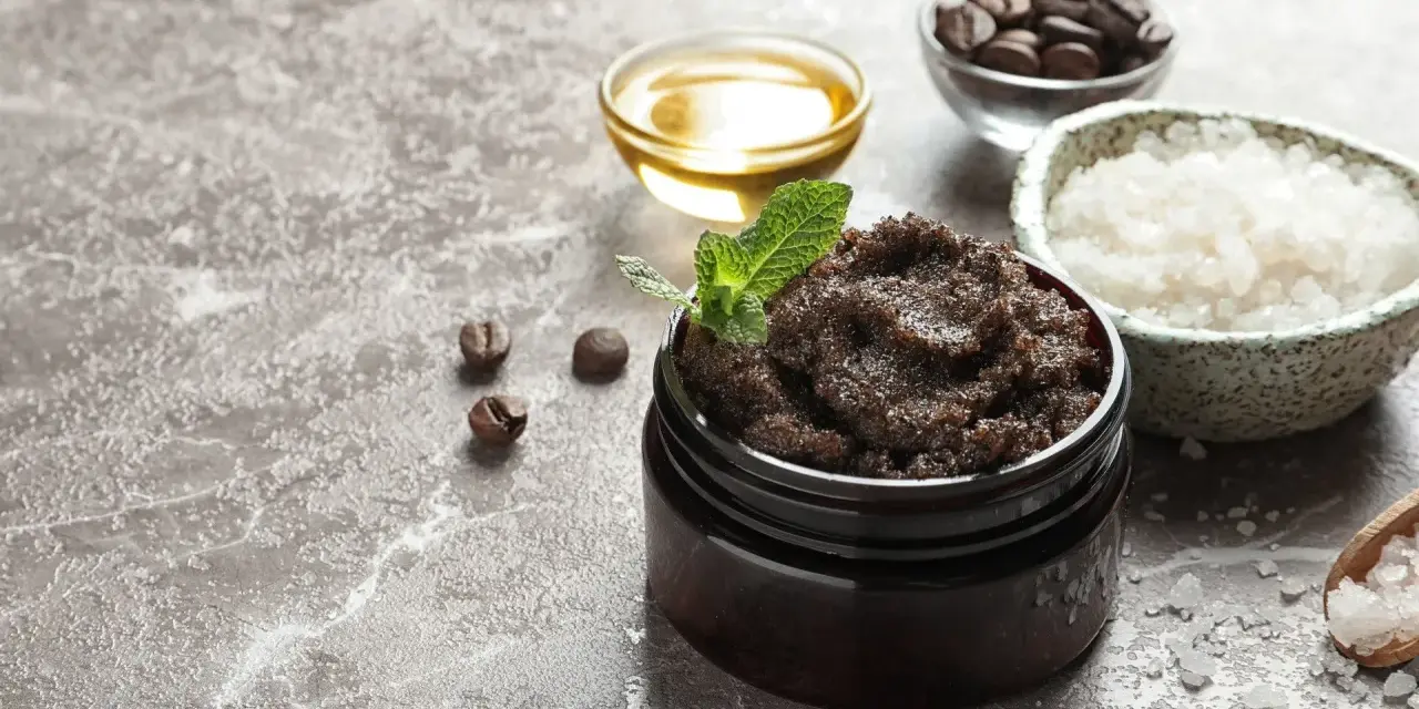 Domowy peeling do skóry głowy z kawy i soli, z dodatkiem oleju i mięty. Idealny do odświeżenia i regeneracji.