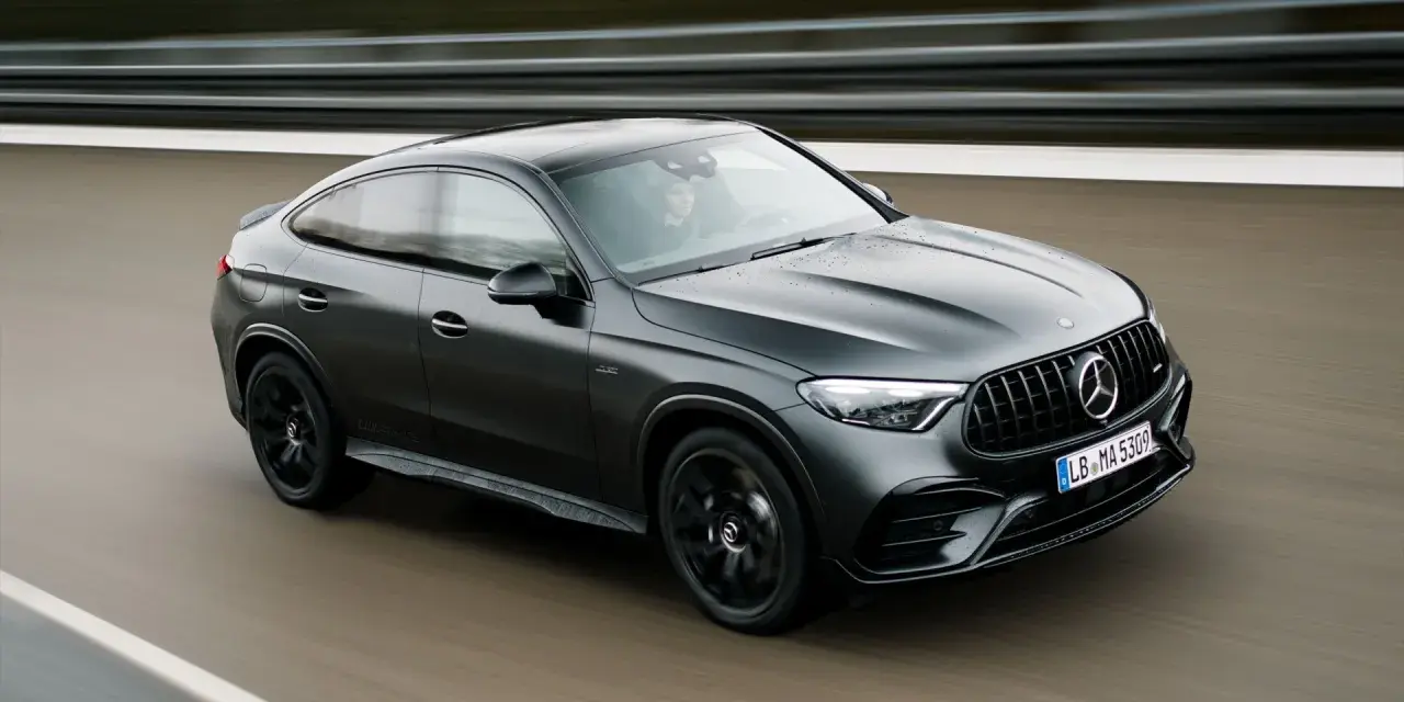 Czarny Mercedes-AMG GLC Coupe w ruchu. Sprawdź aktualną mercedes glc cena i dostępne konfiguracje.
