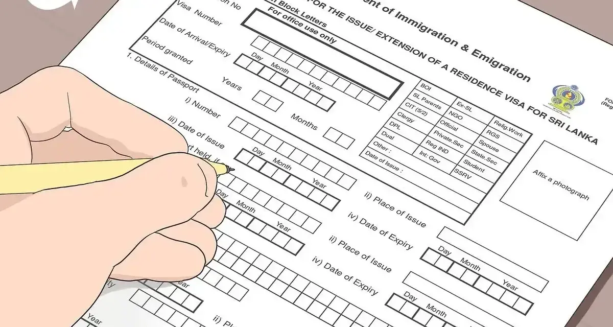 Wypełnianie wniosku o wizę do Sri Lanki. Ręka z żółtym pisakiem uzupełnia formularz "APPLICATION FOR THE ISSUE/EXTENSION OF A RESIDENCE VISA FOR SRI LANKA".