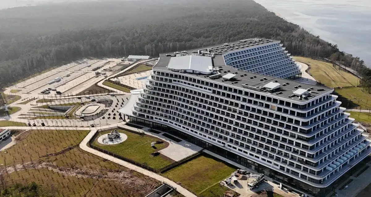 Nowoczesne hotele Gołębiewski w Polsce, zlokalizowane nad morzem, otoczone lasem.