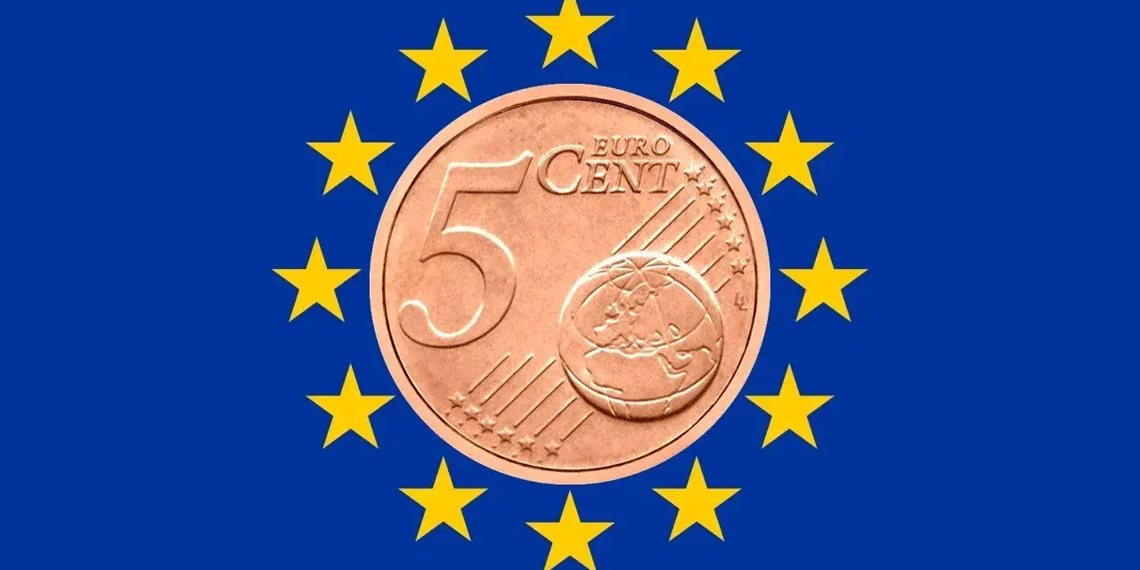 Une pièce de 5 centimes d'euro, rare, pourrait valoir 6000 €. Elle est entourée des étoiles du drapeau européen.