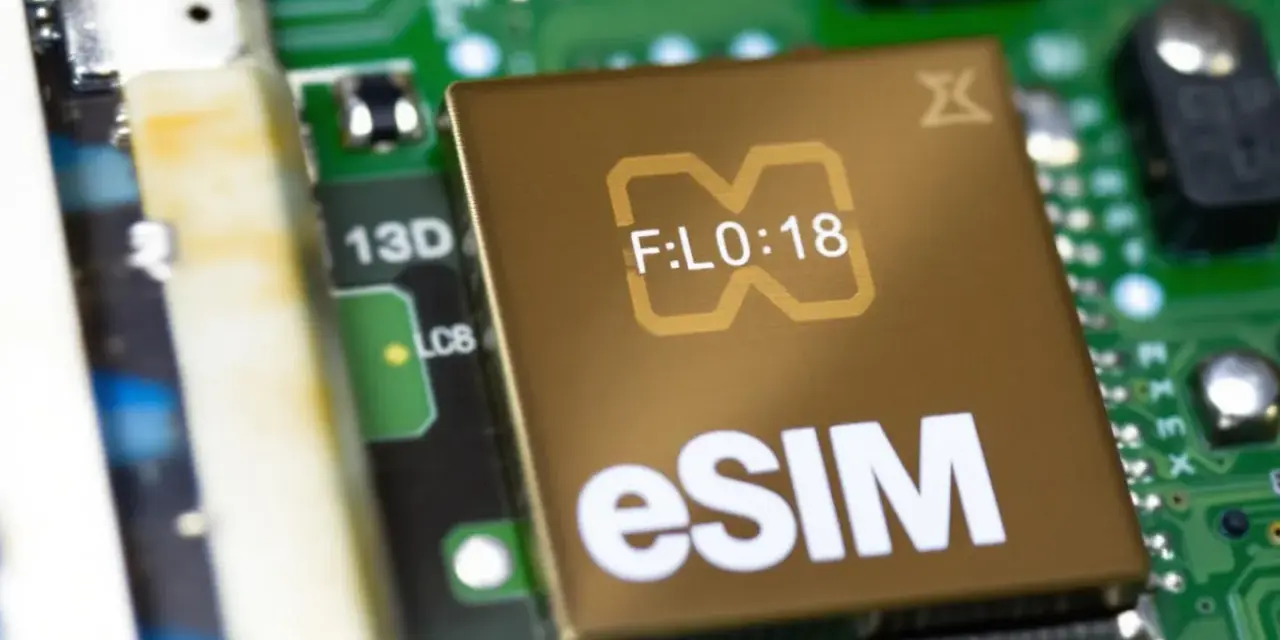 Närbild på ett gyllene chip med texten "eSIM" och en stiliserad symbol. Detta digitala simkort är en del av ett kretskort.