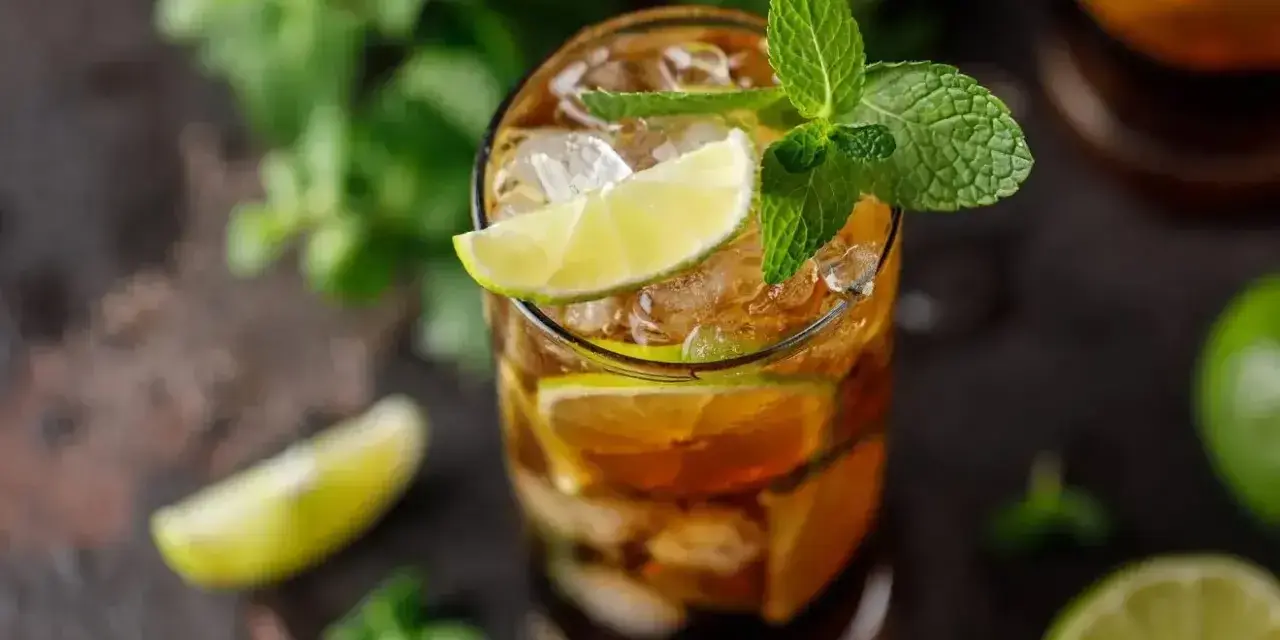 Orzeźwiający Cuba Libre z limonką i miętą. Idealny przepis na lato.