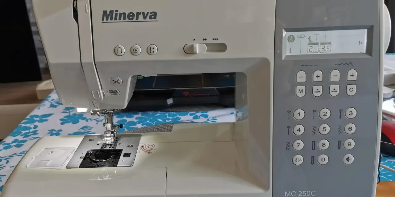 Nowa maszyna do szycia Minerva MC250C z cyfrowym wyświetlaczem i wieloma funkcjami.