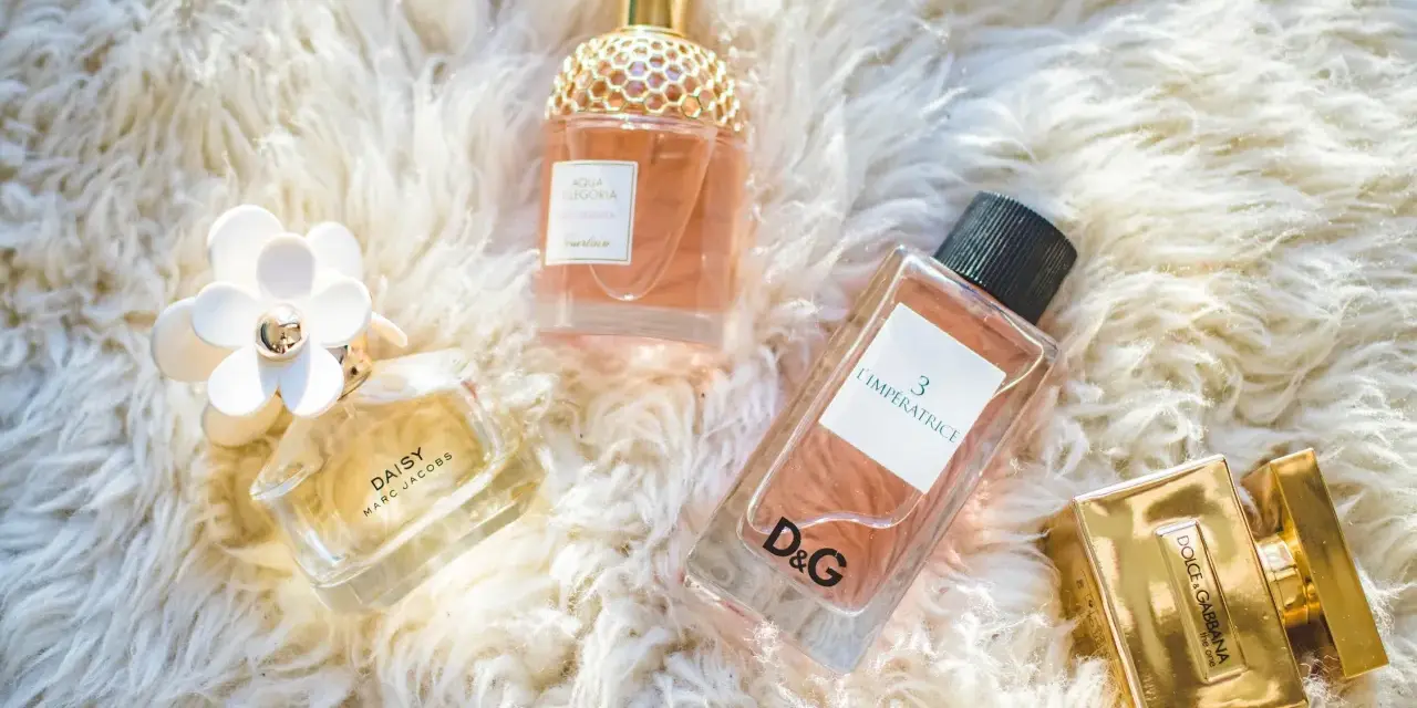 Kolekcja perfum: Daisy, Aqua Allegoria Guerlain, L'Impératrice D&G i The One Dolce & Gabbana. Delikatny, kwiatowy **styraks** unosi się w powietrzu.