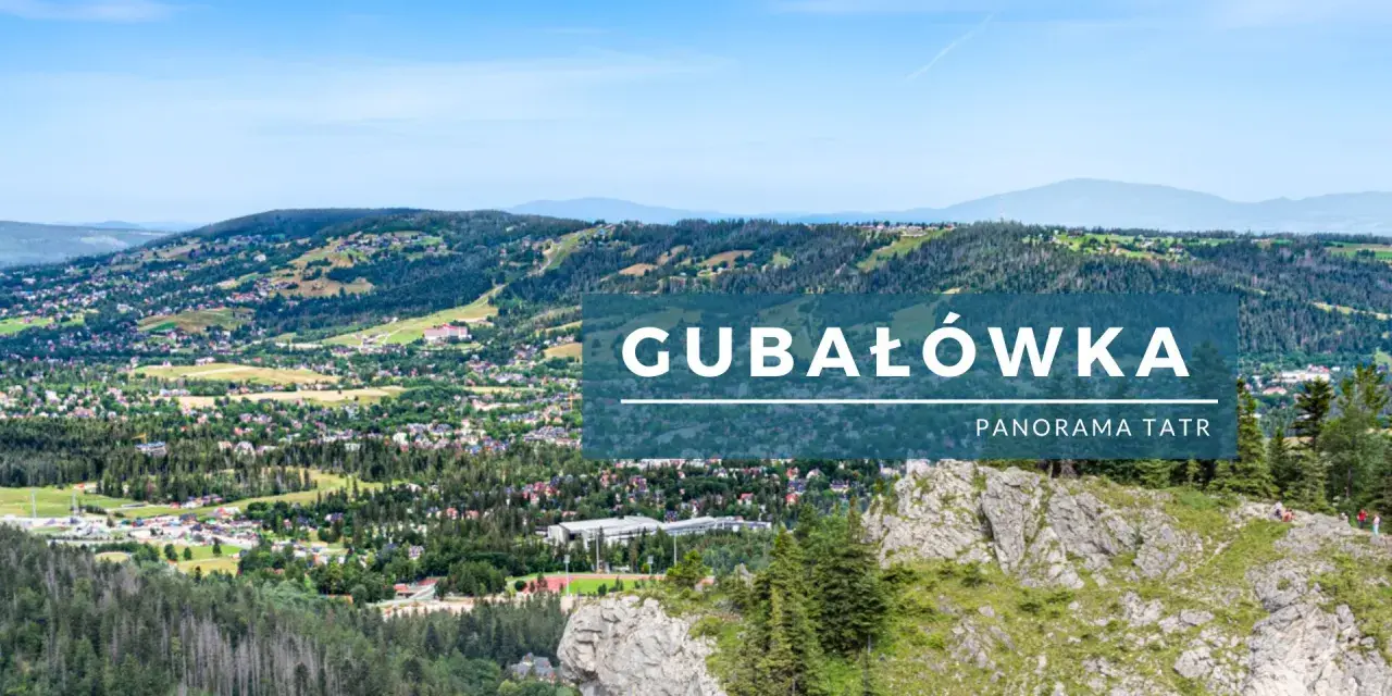 Widok na Gubałówkę z panoramą Tatr. Widać zabudowania, lasy i góry w oddali.