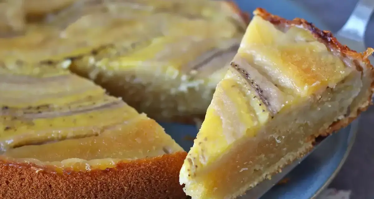 Un delicioso bizcocho de plátano, con trozos de fruta dorados y una base esponjosa, listo para ser disfrutado.