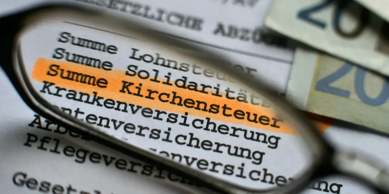 Durch eine Lupe wird die "Summe Kirchensteuer" auf einem Dokument hervorgehoben. Dies zeigt, wo Kirchensteuer anfällt.