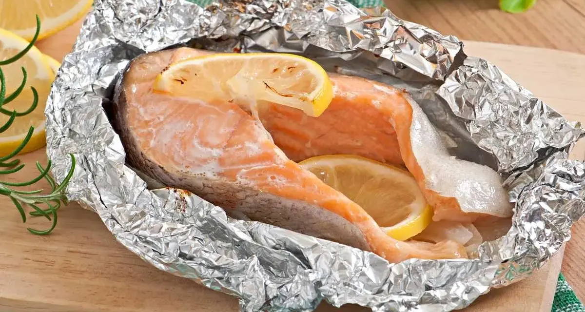 Salmón al horno en papel de aluminio con rodajas de limón. Una de las recetas de salmón más sencillas y deliciosas.
