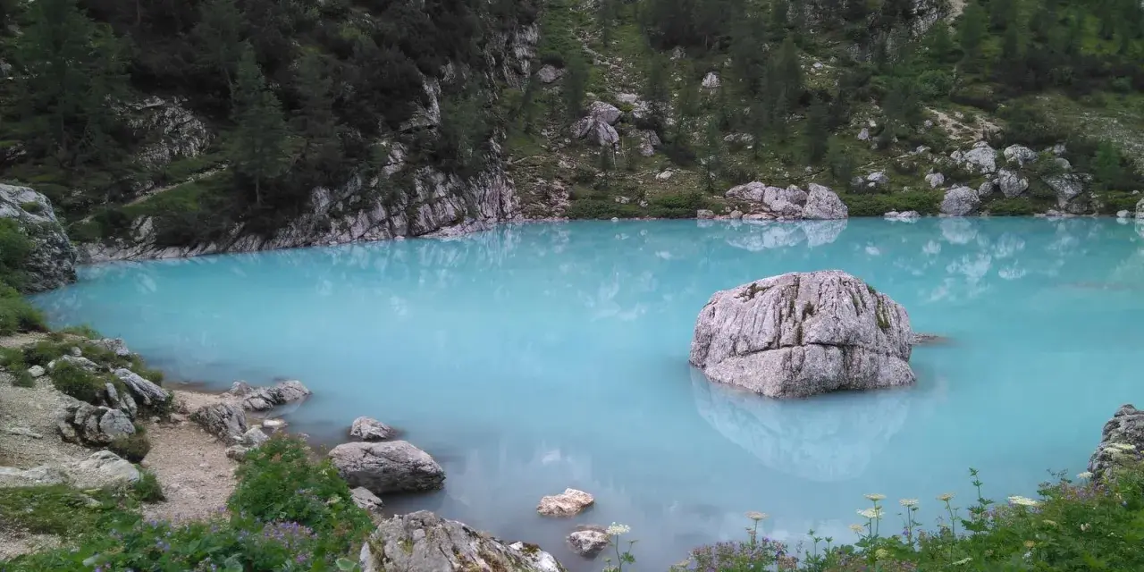 Lago di Sorapis: come arrivare a questo gioiello turchese tra rocce e boschi.