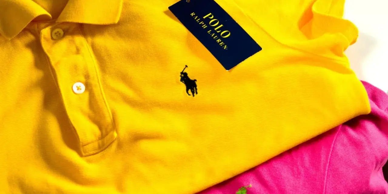 Żółta koszulka polo z czarnym polo ralph lauren znaczek. Obok różowa koszulka z zielonym logo.