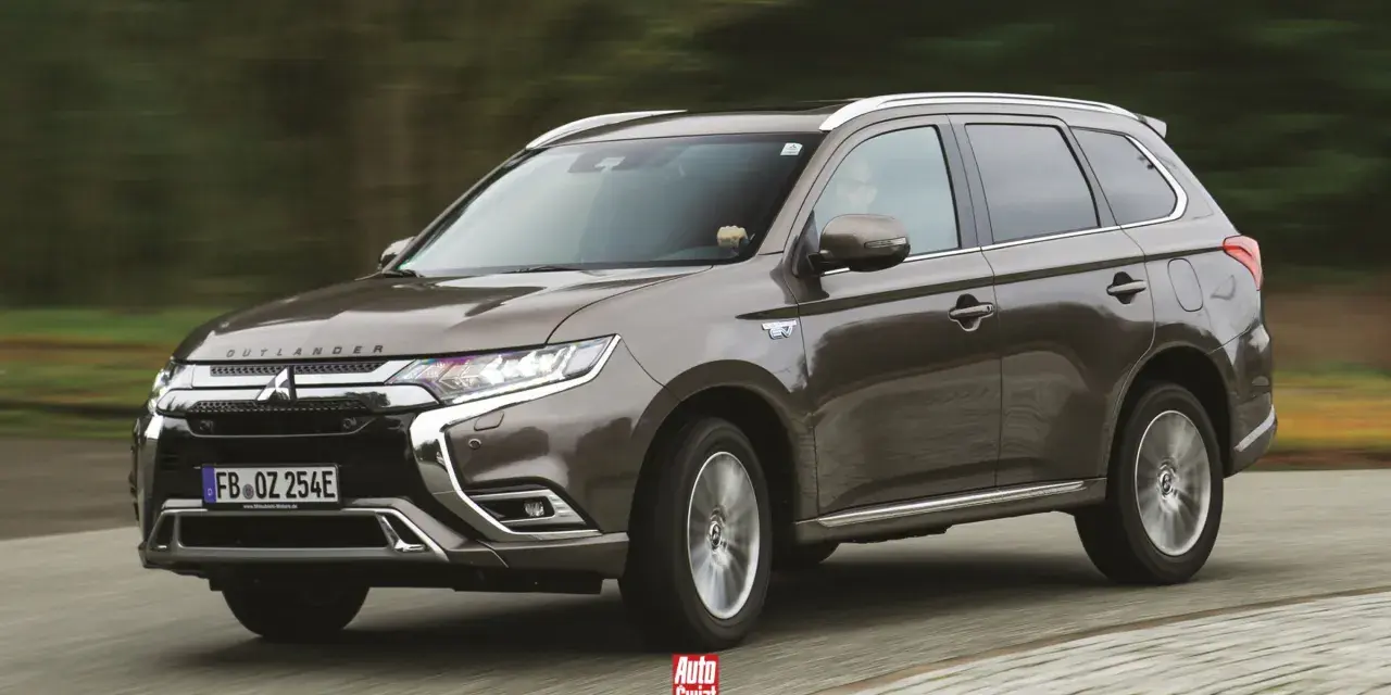 Brązowy Mitsubishi Outlander PHEV jedzie po drodze.