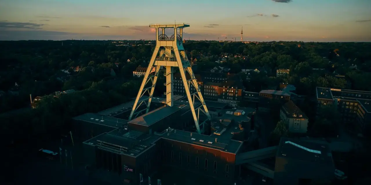 Bochum atrakcje: imposante Förderturm-Architektur des Deutschen Bergbau-Museums im Abendlicht.
