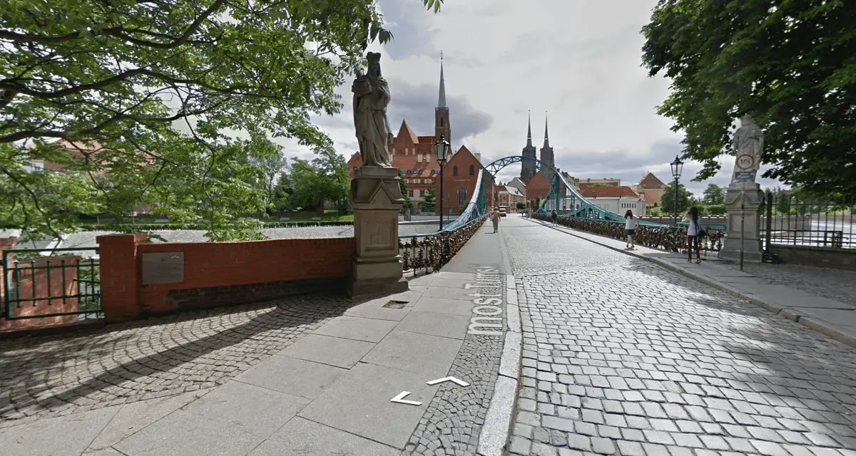 Most Tumski we Wrocławiu, z widokiem na katedrę na Ostrowie Tumskim.
