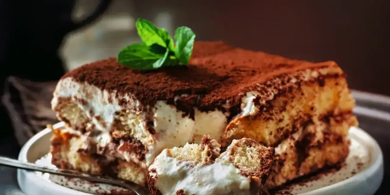 Puszyste, kremowe tiramisu, posypane kakao i udekorowane miętą. Wygląda jak najlepsze tiramisu na świecie!