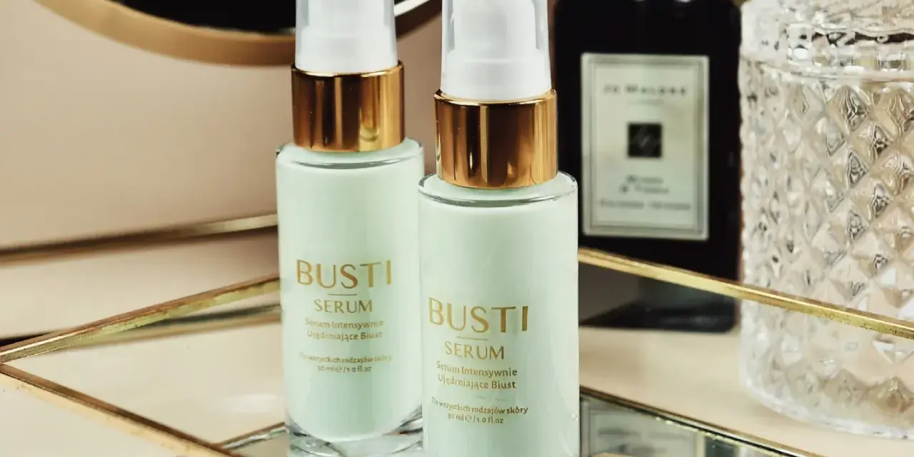 Dwa flakoniki serum ujędrniającego do biustu Busti, kapsułki i eleganckie flakony w tle.