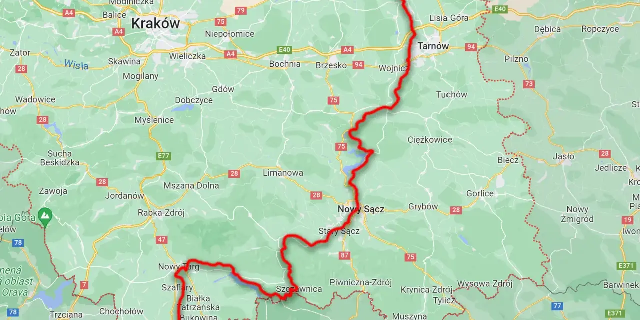 Mapa z zaznaczonymi trasami rowerowymi w okolicach Nowego Sącza i dalej na północ.