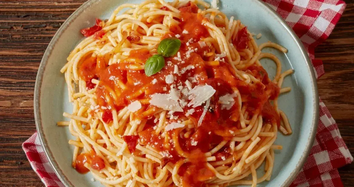 Pyszne spaghetti z sosem pomidorowym, parmezanem i bazylią. Czy to Makaron Barilla czy De Cecco? Trudno odróżnić!