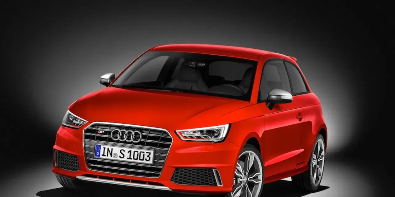 Czerwony Audi S1 z przodu, z tablicą rejestracyjną IN S 1003.