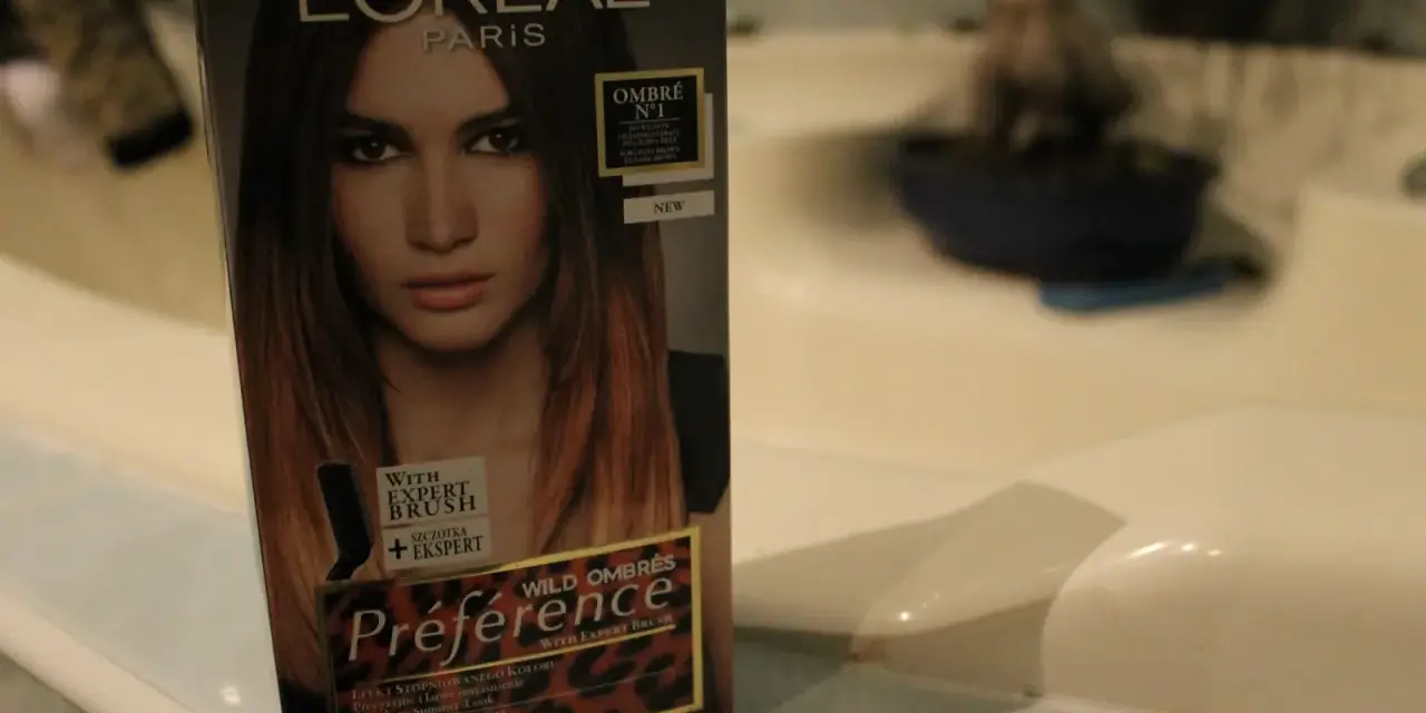 Pudełko farby L'Oréal Préférence z efektem czarne włosy ombre. Modelka na opakowaniu ma włosy w odcieniach brązu i blondu.