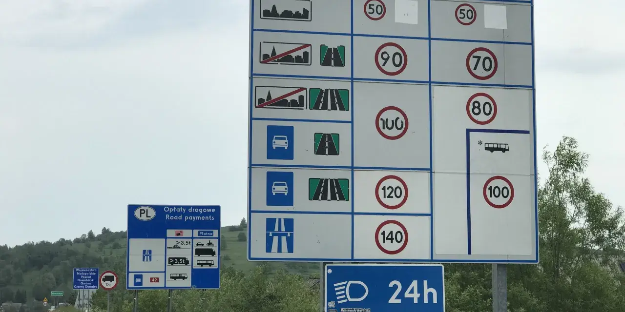 Znaki drogowe z limitami prędkości na autostradzie w Polsce.