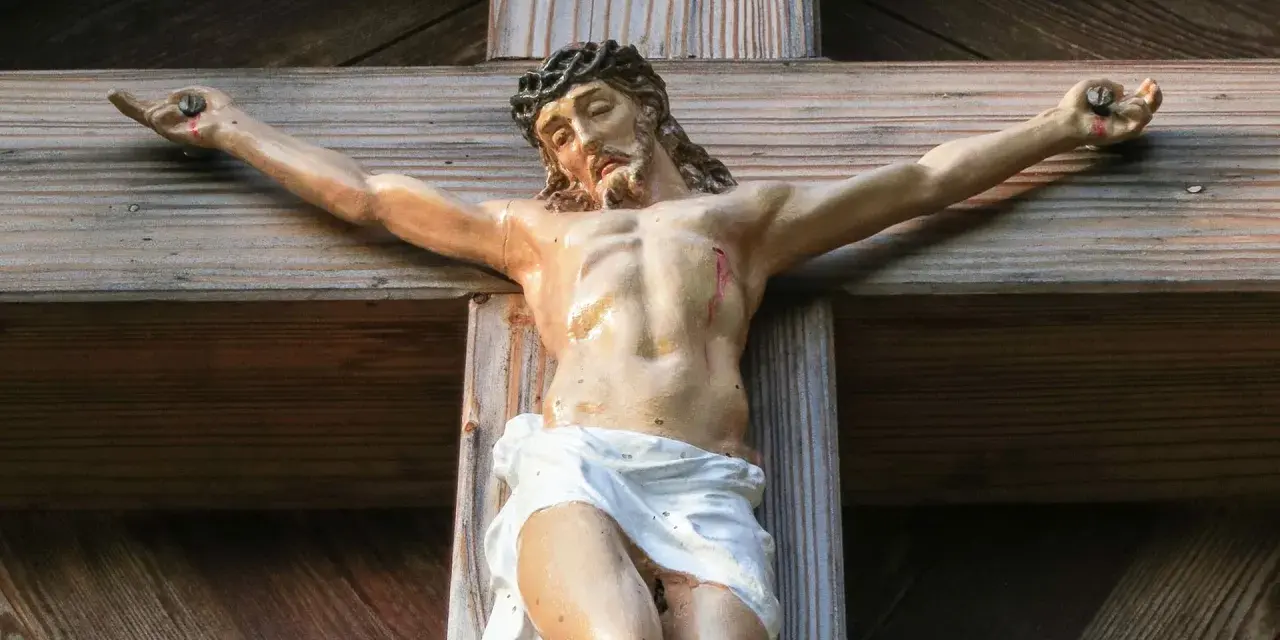 Kreuzigung Jesu. Die Figur zeigt, warum musste Jesus sterben, als Opfer für die Menschheit.