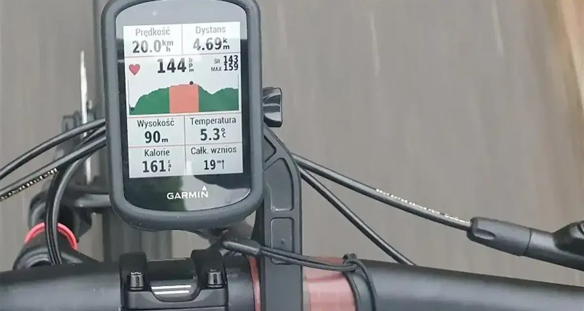 Na ekranie licznika rowerowego Garmin widać, jak obliczyć tętno podczas jazdy: 144 bpm, dystans 4.69 km, prędkość 20 km/h.