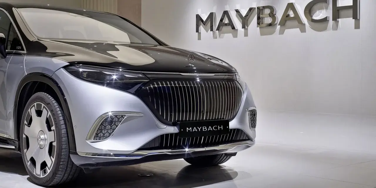 Elegancki Maybach z chromowanym grillem. Poznaj jego cenę i luksus.