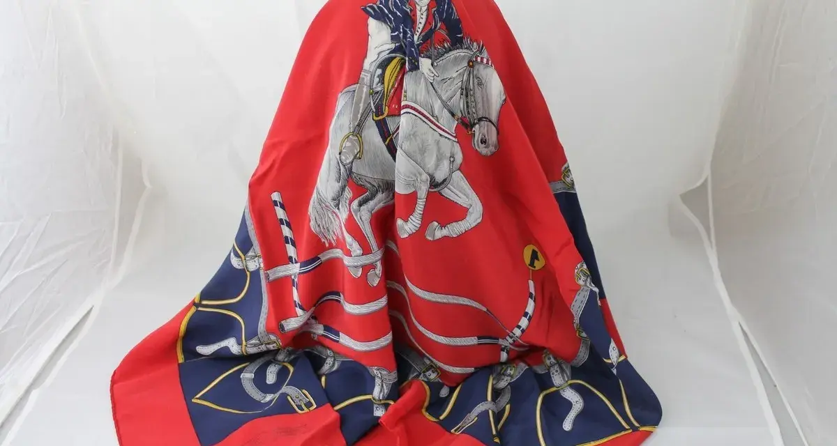 Foulard Hermes con cavaliere e cavallo, un'ispirazione per come indossare foulard Hermes con stile.